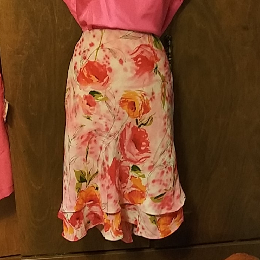 NWOT VERSAILLES PINK FLORAL LAYERED SKIRT